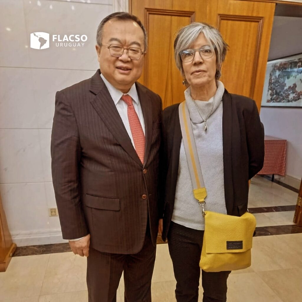 La Dra. Ana Gabriela Fernández Saavedra, directora de FLACSO Uruguay, se reunió con una delegación de la República Popular China encabezada por el ministro del Departamento Internacional del Partido Comunista de China, el Sr. Liu Jianchao. Durante la reunión dialogaron sobre educación, economía, sociedad, cultura, entre otros temas.