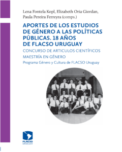 Portada de un libro titulado: Aportes de los estudios de género a las políticas públicas. 18 años de FLACSO Uruguay. Debajo del título principal, se lee: Concurso de artículos científicos. Maestría en Género. Programa Género y Cultura de FLACSO Uruguay. En la parte superior, aparecen los nombres de las compiladoras: Lena Fontela Kopl, Elizabeth Oria Giordan y Paula Pereira Ferreyra (comps.). La portada tiene un diseño con un margen vertical color violeta a la izquierda. En el centro, hay una fotografía antigua en blanco y negro con forma circular. En la imagen, un grupo de mujeres jóvenes, vestidas con camisas blancas y corbatas oscuras, posan en un salón. Están organizadas en varias filas, algunas de pie y otras sentadas en el suelo. En la parte inferior izquierda, está el logotipo de FLACSO Uruguay, que consiste en un mapa de América Latina en blanco dentro de un fondo azul semicircular.