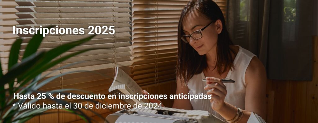 Mujer con gafas leyendo un libro y tomando notas en una habitación iluminada por luz natural, con persianas de madera y una planta decorativa en primer plano, acompañada de texto promocional sobre inscripciones 2025 con hasta 25 % de descuento.