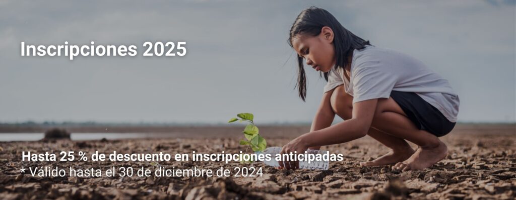 Niña agachada en un terreno seco plantando un pequeño brote y regándolo con una botella de agua, acompañada de texto promocional sobre inscripciones 2025 con hasta 25 % de descuento.