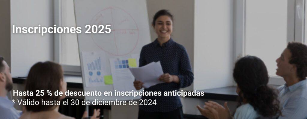 Mujer joven sonriendo mientras da una presentación frente a un grupo en una sala de reuniones, con gráficos y notas en una pizarra blanca al fondo, acompañada de texto promocional sobre inscripciones 2025 con hasta 25 % de descuento.