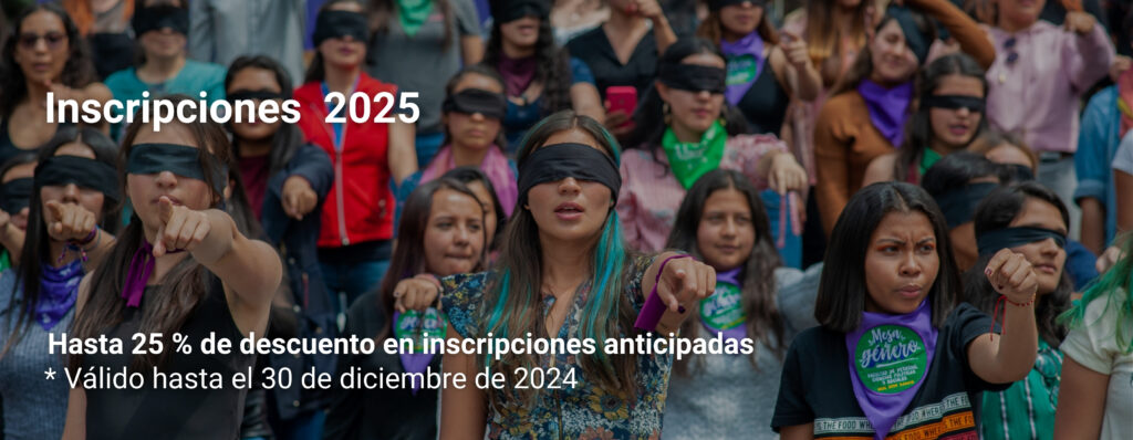 Grupo de mujeres con los ojos vendados participando en una manifestación feminista, algunas señalando al frente y llevando pañuelos verdes y morados, acompañadas de texto promocional sobre inscripciones 2025 con hasta 25 % de descuento.