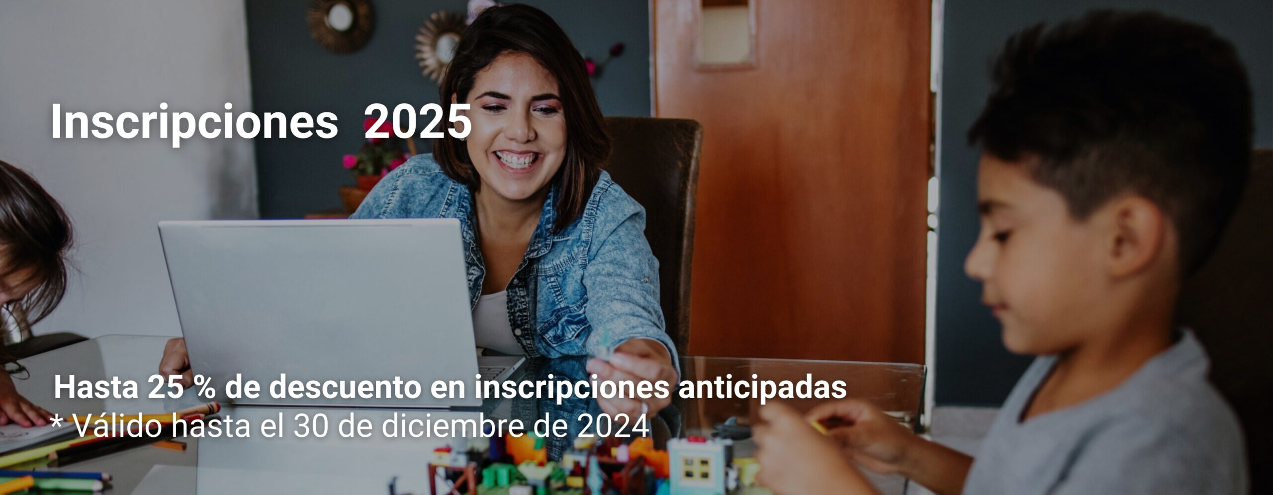 Mujer sonriente trabajando en una computadora portátil en una sala, mientras dos niños realizan actividades creativas con dibujos y juguetes en una mesa cercana, acompañada de texto promocional sobre inscripciones 2025 con hasta 25 % de descuento.