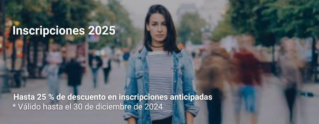 Mujer joven con chaqueta de mezclilla y camiseta a rayas posando en una calle concurrida con personas caminando en segundo plano, acompañado de texto promocional sobre inscripciones 2025 con hasta 25 % de descuento.