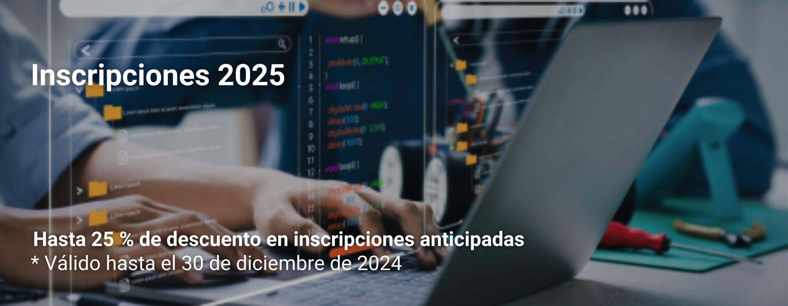 Manos escribiendo en un teclado frente a una pantalla de computadora con líneas de código y carpetas proyectadas en un entorno de trabajo técnico, acompañado de texto promocional sobre inscripciones 2025 con hasta 25 % de descuento.