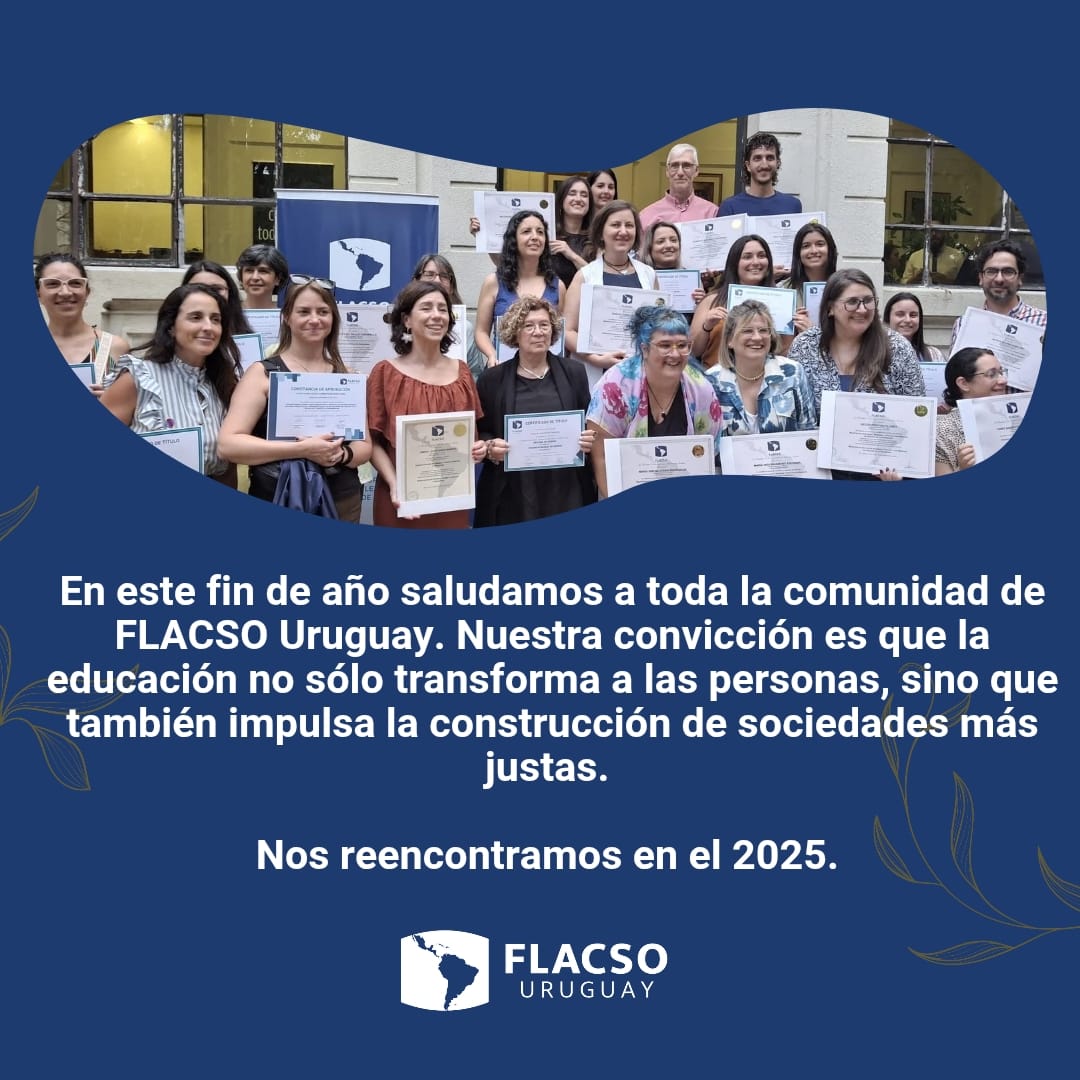 Grupo de personas sonrientes posando con certificados en las manos frente a un banner de FLACSO Uruguay. Sobre un fondo azul, el texto expresa un saludo de fin de año destacando el compromiso con la educación como motor de transformación social y anuncia el reencuentro en 2025. Incluye el logotipo de FLACSO Uruguay en la parte inferior.