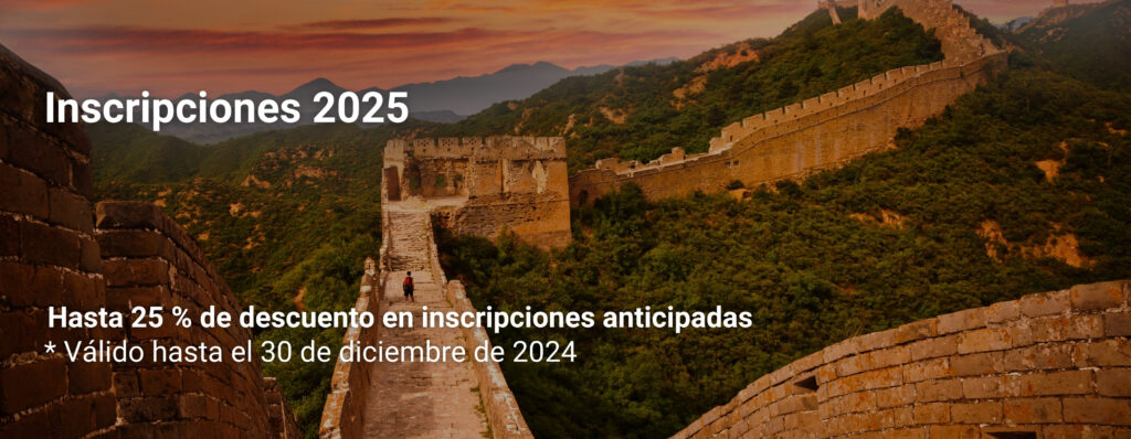 Vista de la Gran Muralla China al atardecer, con un caminante en la parte central, acompañada de texto promocional sobre inscripciones 2025 y un descuento de hasta el 25 %, válido hasta el 30 de diciembre de 2024.