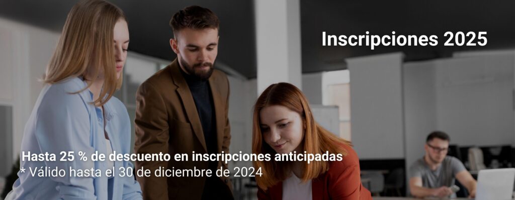 Grupo de personas trabajando en equipo en una oficina moderna, enfocados en un proyecto, acompañado de texto promocional sobre inscripciones 2025 con hasta 25 % de descuento.