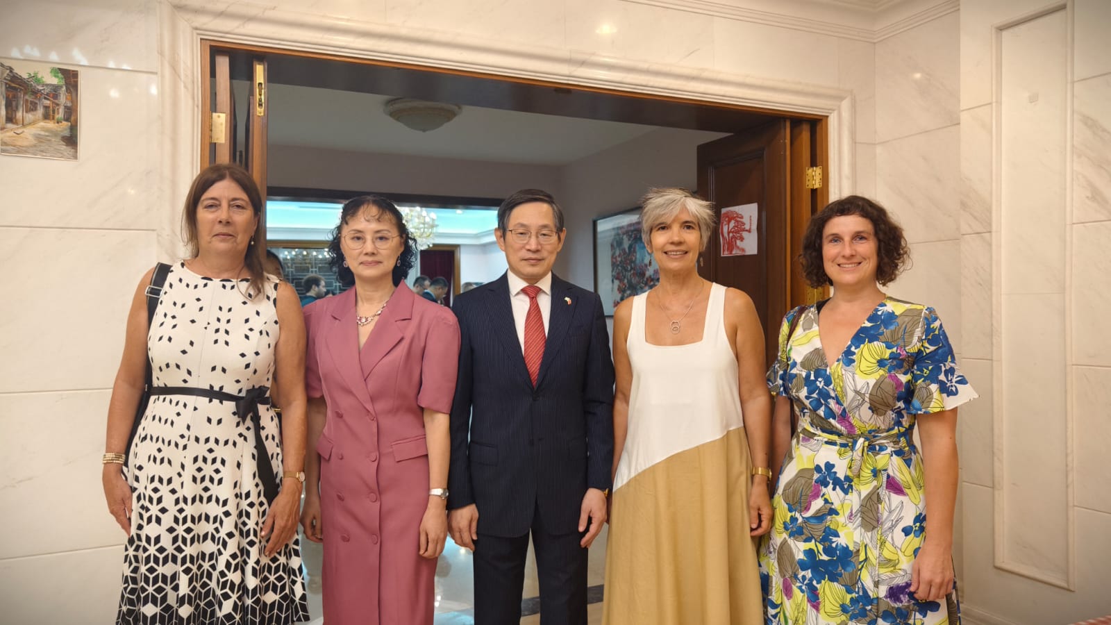 Directora de Flacso Uruguay, Dra Ana Gabriela Fernández Saavedra; la Coordinadora Académica de Flacso Uruguay, Dra. Silvana Darré; y la coordinadora del Diploma Comprendiendo China, dictado en Flacso Uruguay, Mag. Carla Rosso