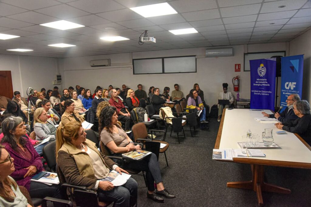 Con más de 250 inscriptos, iniciaron los cursos de FLACSO Uruguay y el MIEM sobre género 3 Imagen WhatsApp Image 2026 09 29 at 19.22.51 1